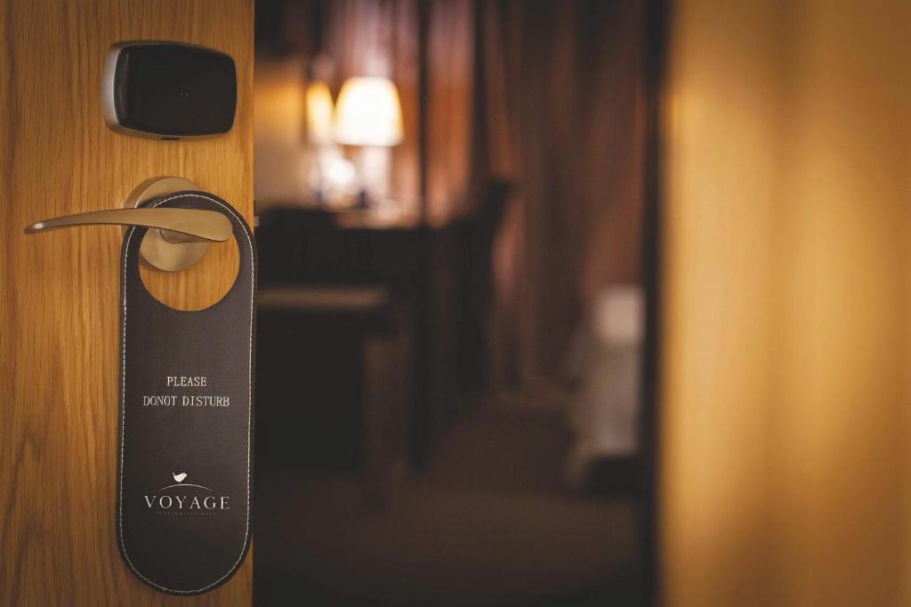 Voyage Hotel Karagandy Oda fotoğraf
