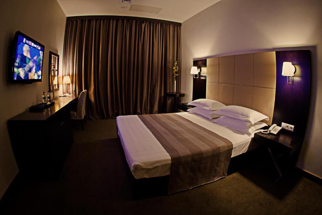 Voyage Hotel Karagandy Oda fotoğraf