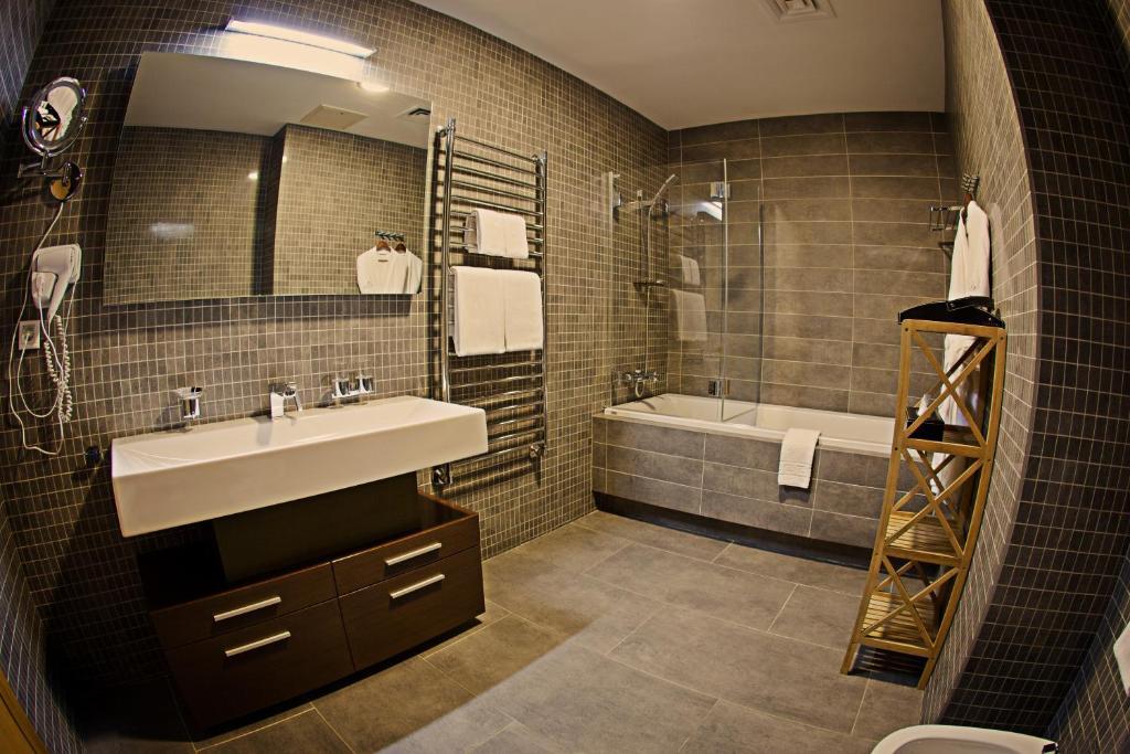 Voyage Hotel Karagandy Oda fotoğraf
